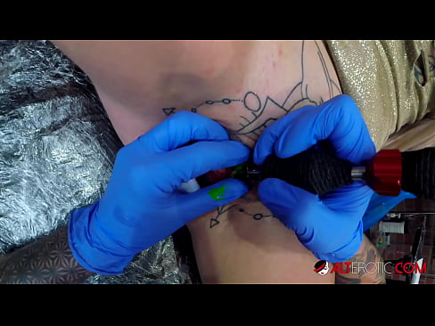 ❤️ Extremt tatuerade snyggingen Sully Savage fick en tatuering på sin klitoris Sexvideo at sv.tubesexer-com.ru ﹏